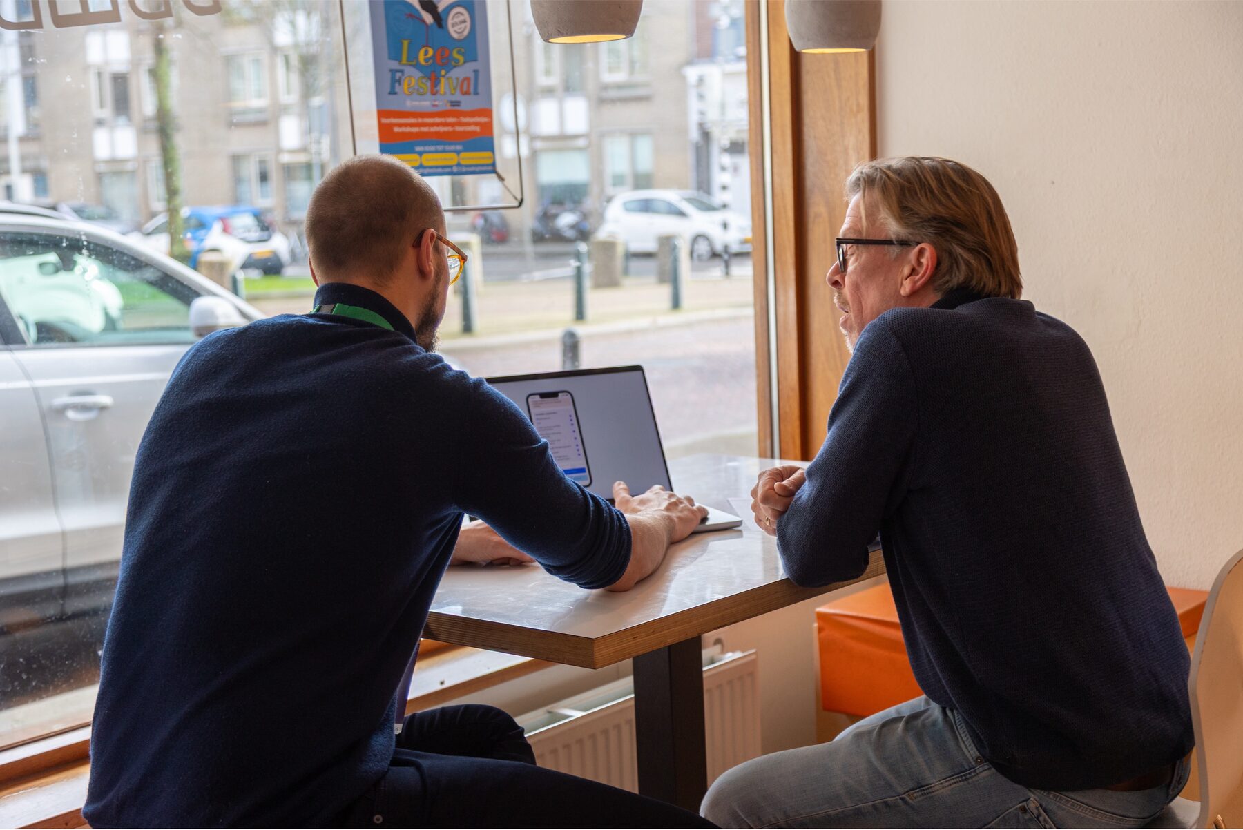 Veldonderzoek en interview op locatie in een bibliotheek